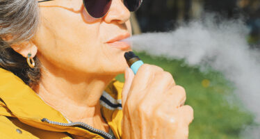 Lady vaping a disposable